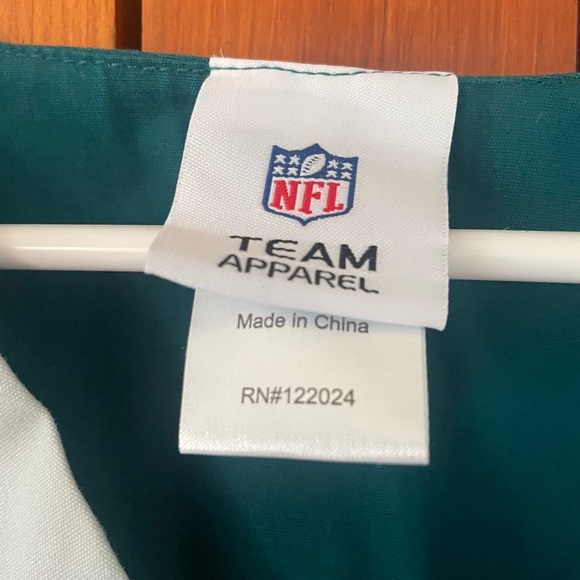 Eagles scrub top - Picture 3 of 4